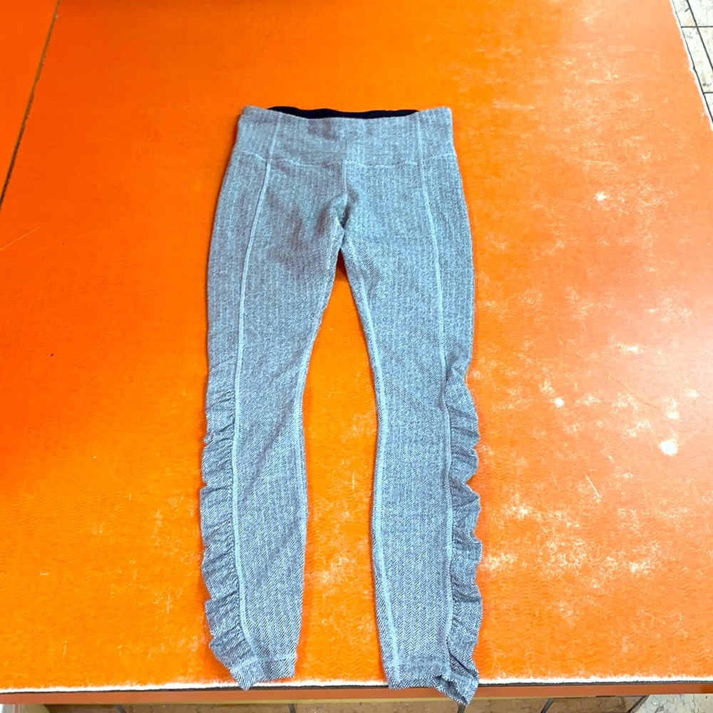 Light grey Lululemon leggings knit herringbone wunder under.